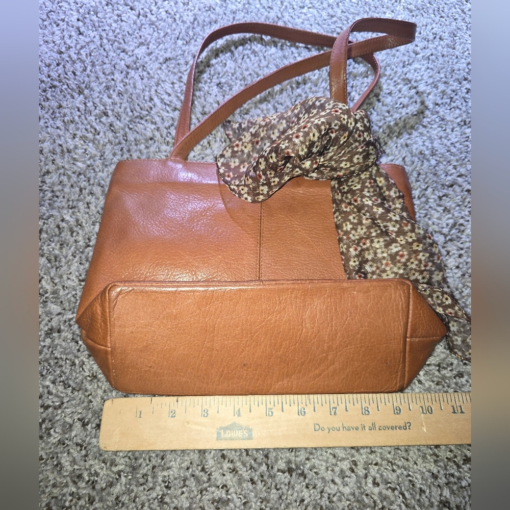 👜 Tan Leather Tote with Floral Scarf Accent In Preloved Condition - Picture 9 of 9